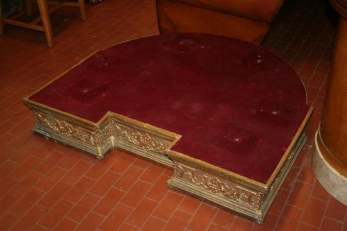 1776 - pedana di velluto con fregi.jpg